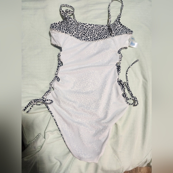 DECREE SIZE L. Women's Black and White One-Piece Swimsuit. - Picture 9 of 11